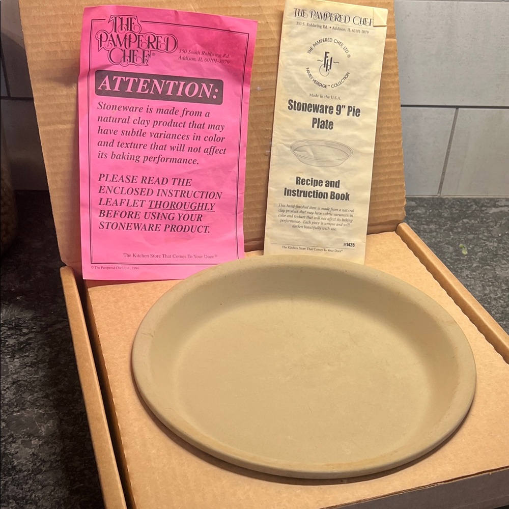 The Pampered Chef 9” Beige Stoneware Pie Plate Like new